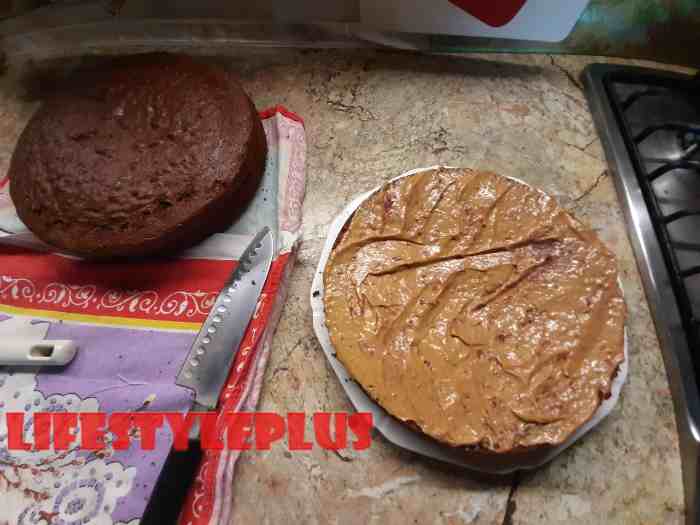 Наносим сгущёнку