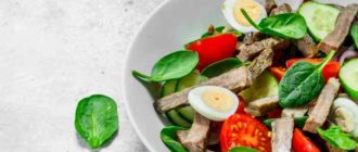 Салат с перепелиными яйцами, варёным мясом и помидорами